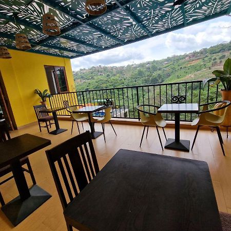 Cactus Creek Hotel Aburi Екстериор снимка