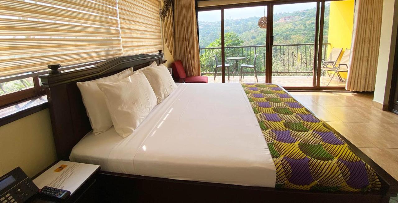 Cactus Creek Hotel Aburi Екстериор снимка