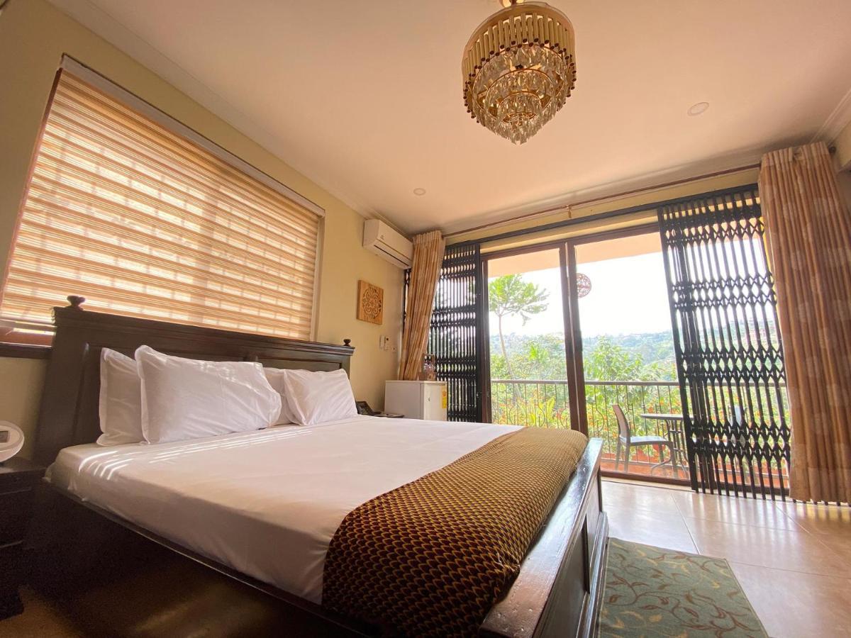 Cactus Creek Hotel Aburi Екстериор снимка