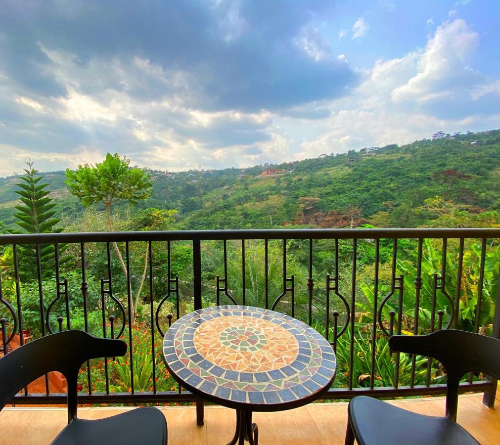 Cactus Creek Hotel Aburi Екстериор снимка