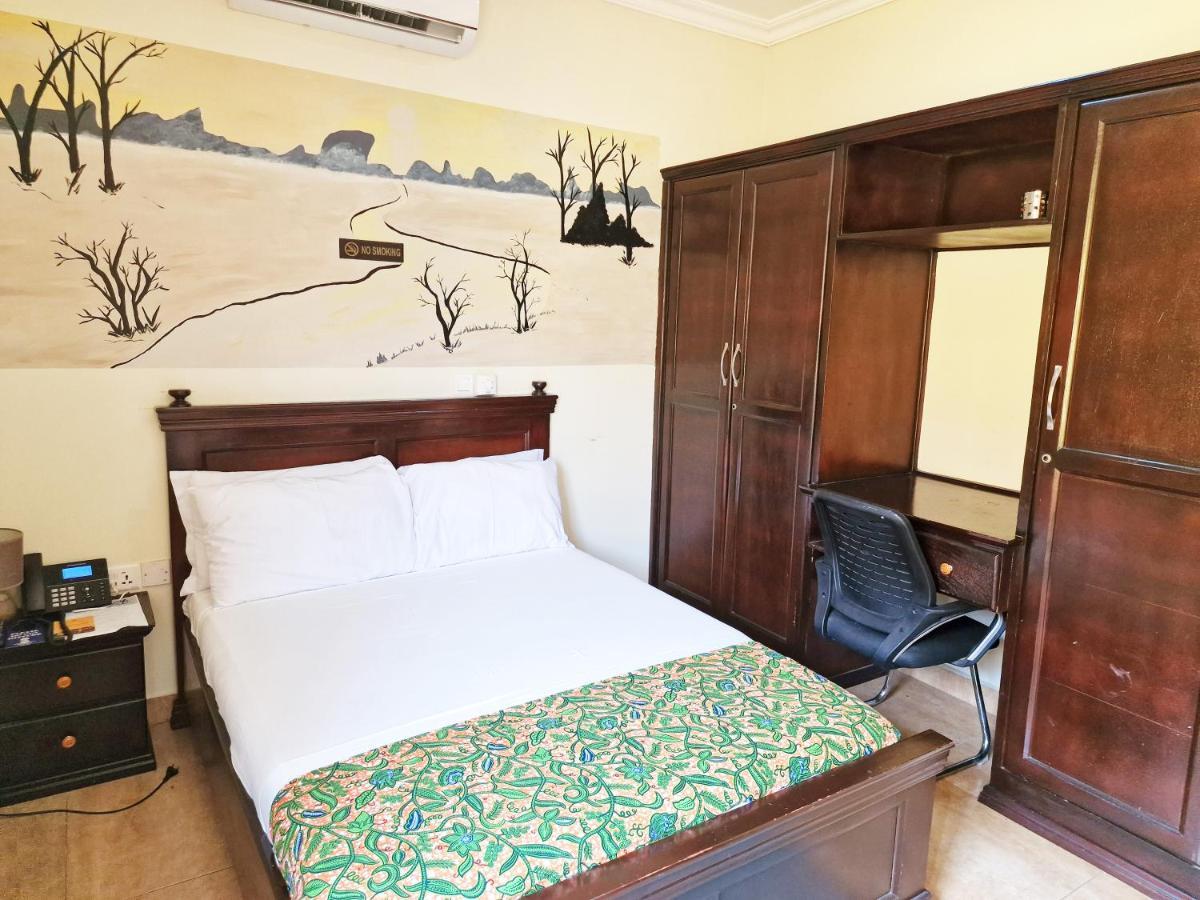 Cactus Creek Hotel Aburi Екстериор снимка